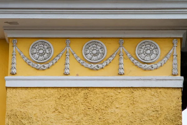 Элемент орнамента на фасаде — стоковое фото