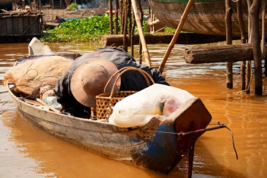 adam teknenin altına ulaştı, birçok çanta ve sepet dolu