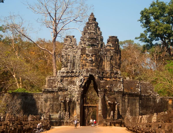 Bramy z trzema wieżami, prowadzące na terytorium starożytnej świątyni angkor — Zdjęcie stockowe