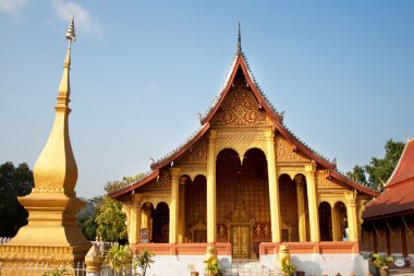 arka plan mavi gökyüzünde pagoda Budist