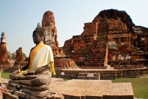 Buddha staty vid templet ruinerna i bakgrunden ayuthae, thailand — Stockfoto