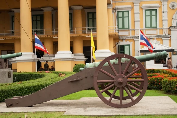 Gun against an administrative building in Bangkok — Stock Photo, Image