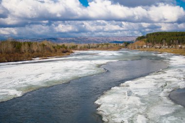 irkut Nehri tezcan ve buz boyunca kalıntıları