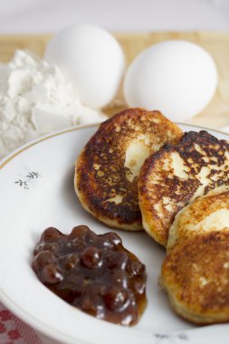 Çilek reçelli krep ve bir avuç un ve yumurta.