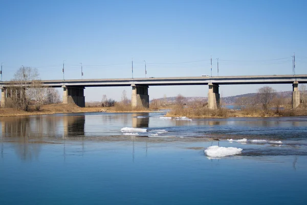 Мост через реку Ангару в Иркутске — стоковое фото