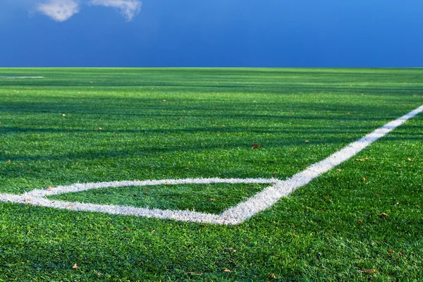 Verde césped artificial de fútbol y marcas cerca de la bandera de la esquina —  Fotos de Stock