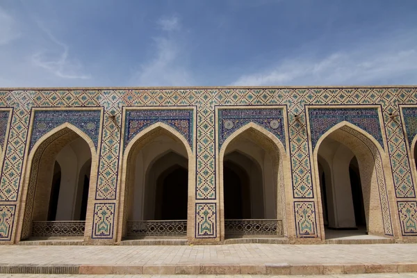 Mur avec arches et portail Mosquée du vendredi à Boukhara, Ouzbékistan — Photo