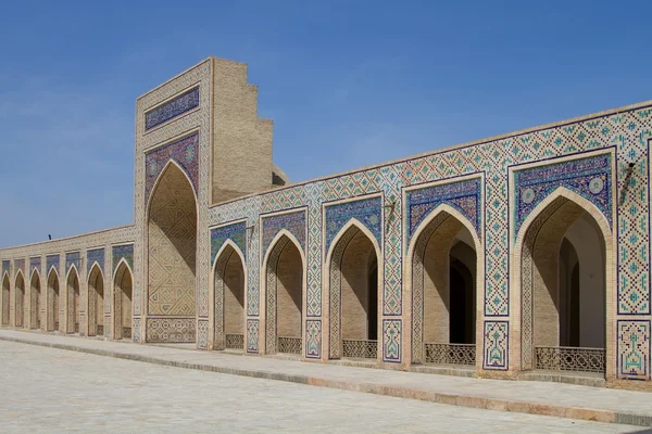 Väggen med valv och portal fredag moskén i bukhara, uzbekistan — Stockfoto