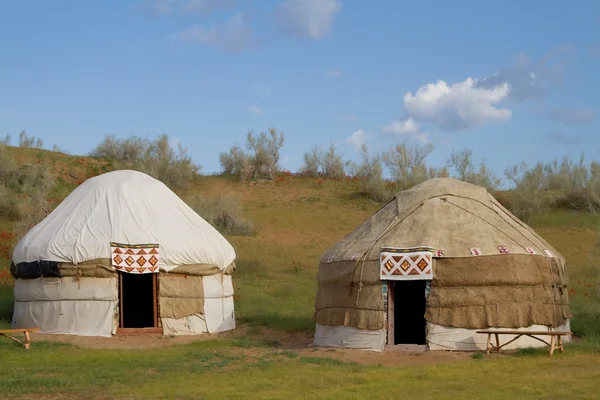 Kazašské jurtě v poušť kyzylkum v Uzbekistánu — Stock fotografie