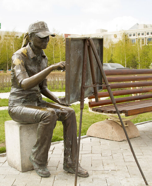 Памятник художнику в городском парке в Центральной Азии
