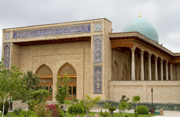 星期五清真寺十九世纪圣人伊玛目广场在塔什干，乌兹别克斯坦 — 图库照片
