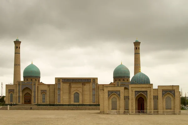 Пятничная мечеть XIX века Площадь Хазрата Имама в Ташкенте, Узбекистан — стоковое фото