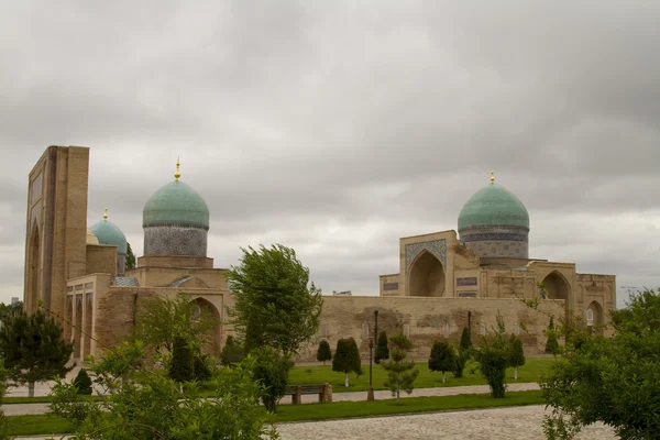 Пятничная мечеть XIX века Площадь Хазрата Имама в Ташкенте, Узбекистан — стоковое фото