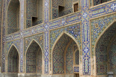 Semerkand, Özbekistan'da medrese hücreleri girişlerinde kemerler