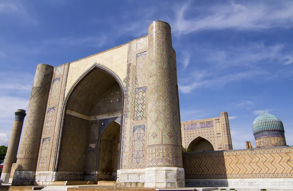 Madrassah cerca del bazar central en Samarcanda, Uzbekistán —  Fotos de Stock