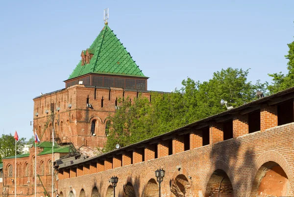 De muren en torens van het kremlin van novgorod in zonnig weer — Stockfoto