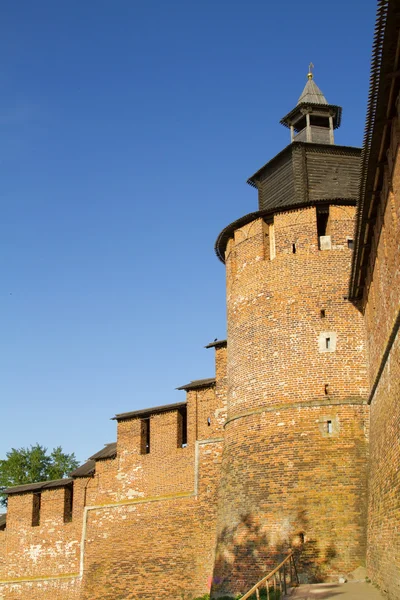 The walls and towers of the Novgorod Kremlin in sunny weather — Stock Photo, Image