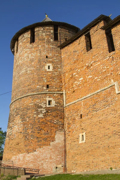 As muralhas e torres do Novgorod Kremlin em tempo ensolarado — Fotografia de Stock