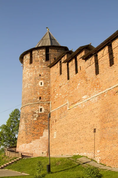 The walls and towers of the Novgorod Kremlin in sunny weather — Stock Photo, Image