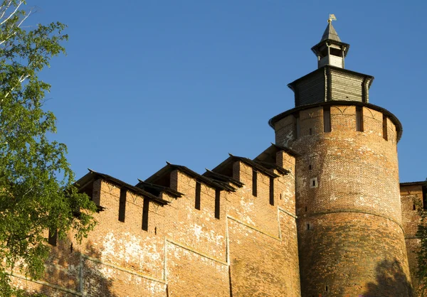 De muren en torens van het kremlin van novgorod in zonnig weer — Stockfoto