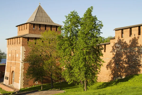 Стены и башни Новгородского Кремля в солнечную погоду — стоковое фото