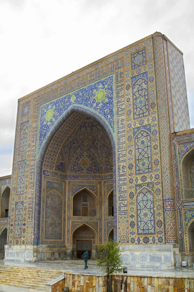 Detail van een muur van madrassah Tilya kori in samarkand, Oezbekistan — Stockfoto