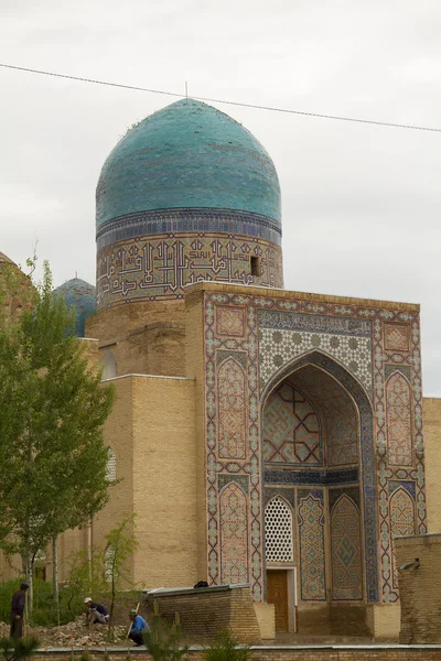 Madrassah κοντά το κεντρικό παζάρι στη Σαμαρκάνδη, Ουζμπεκιστάν — Φωτογραφία Αρχείου