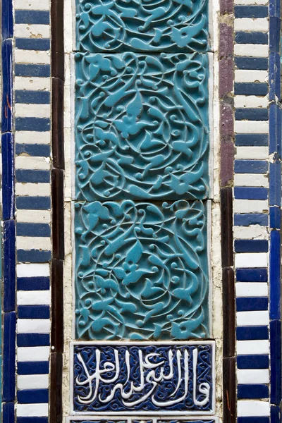Fragmenten ornamenten op de muren van religieuze gebouwen in Oezbekistan — Stockfoto