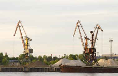 harbor View nehir volga üzerinde yüzen bir tekneden vinç