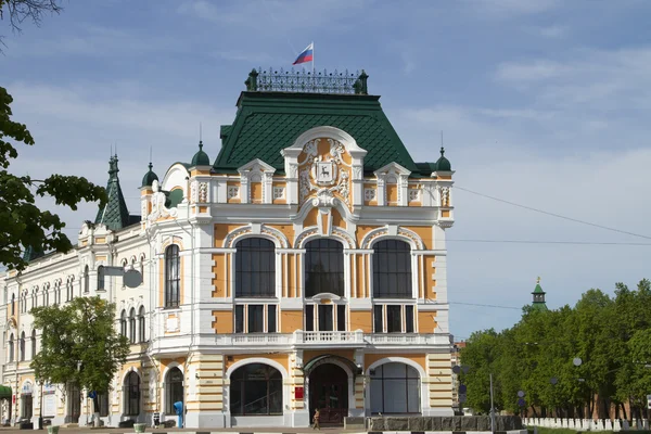 Immeuble administratif dans la ville de Nijni Novgorod près du Kremlin — Photo