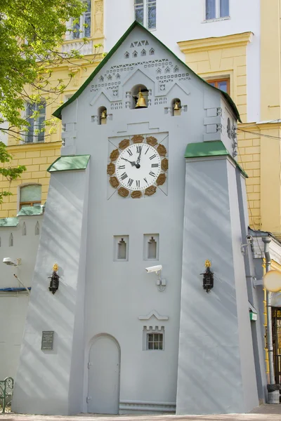 El reloj en la torre cerca de las oficinas del Banco Central de Rusia en Nizhny Novgorod — Foto de Stock