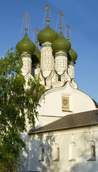 Зеленый купол православного храма в Нижнем Новгороде — стоковое фото