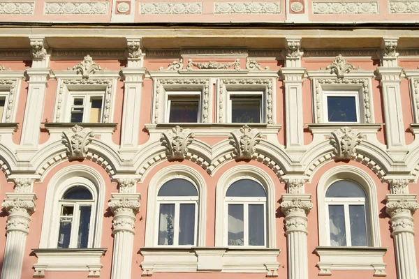 Steinfassade des Gebäudes mit Gipsornamenten — Stockfoto