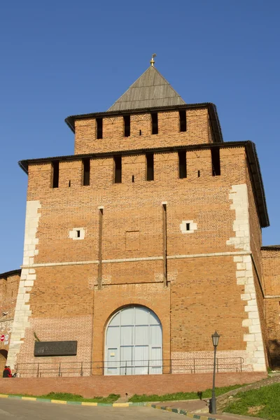 Las torres del Kremlin de Nóvgorod en un clima soleado —  Fotos de Stock