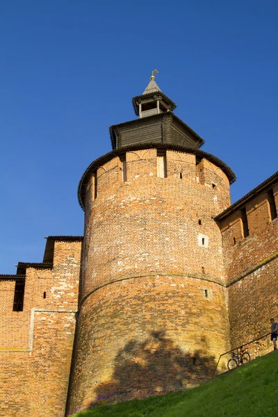 De torens van het kremlin van novgorod in zonnig weer — Stockfoto