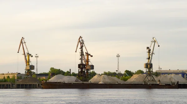 Weergave van haven kranen vanaf een boot, drijvend op de rivier de Wolga — Stockfoto