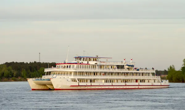 Catamarã de passageiros de cruzeiro fluvial no rio Volga — Fotografia de Stock