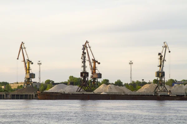 Widok z portu Dźwigi z łodzi, unoszące się nad rzeką Wołgą — Zdjęcie stockowe