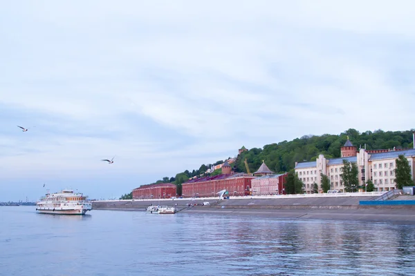 View of the city of Nizhny Novgorod and pleasure boat from the river Volga — Stock Photo, Image