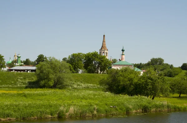 View of the Orthodox church and the bell tower in the town of Suzdal — Stock Photo, Image