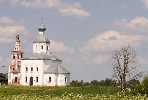 Vue de l'église orthodoxe et du clocher de la ville de Suzdal — Photo