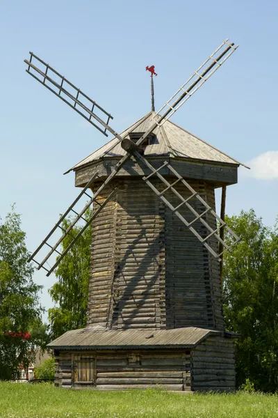 Antiguo molino de viento de madera en Suzdal, Rusia —  Fotos de Stock