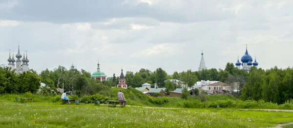 Den ortodoxa kyrkan och klockstapeln i staden suzdal — Stockfoto