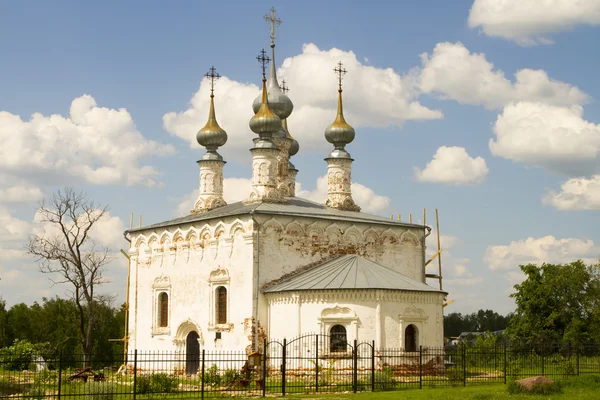 Iglesia ortodoxa blanca con cinco cúpulas en Suzdal, Rusia — Foto de Stock