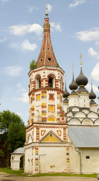 Iglesia Antipievskaya y la cúpula negra Iglesia Lazarevskaya en Suzdal, Rusia — Foto de Stock