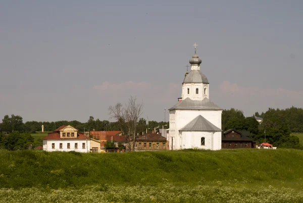 View of the Orthodox church and the bell tower in the town of Suzdal — Stock Photo, Image