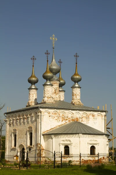 Iglesia ortodoxa blanca con cinco cúpulas en Suzdal, Rusia — Foto de Stock