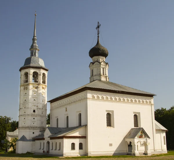 De kerk met een klokkentoren in de stad van Soezdal — Stockfoto
