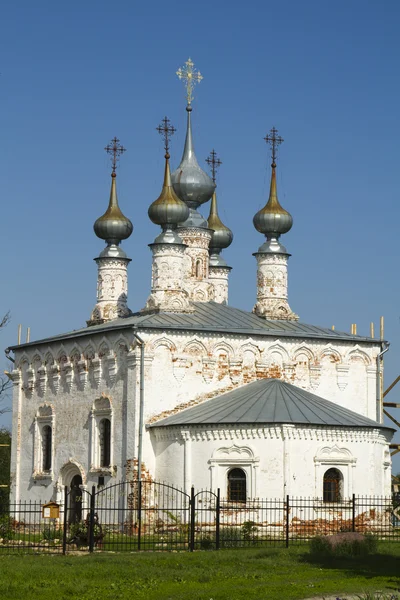 Eglise orthodoxe blanche avec cinq dômes à Suzdal, Russie — Photo
