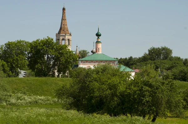 View of the Orthodox church and the bell tower in the town of Suzdal — Stock Photo, Image